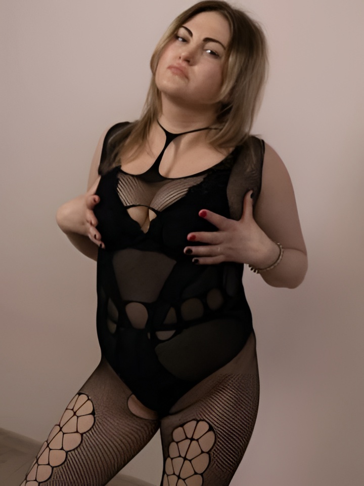 Виктория привлекательная девушка из Армянск цена от 1500 руб