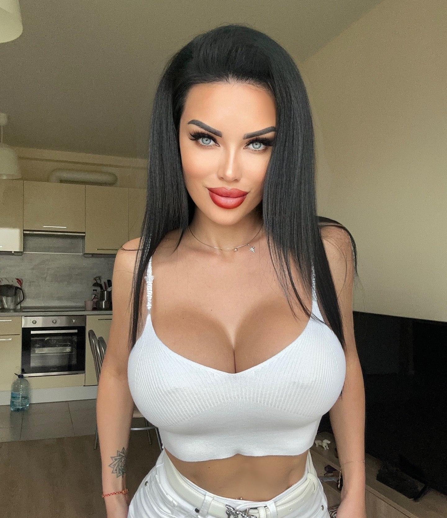 Оксана привлекательная девушка из Армянск цена от 6000 руб