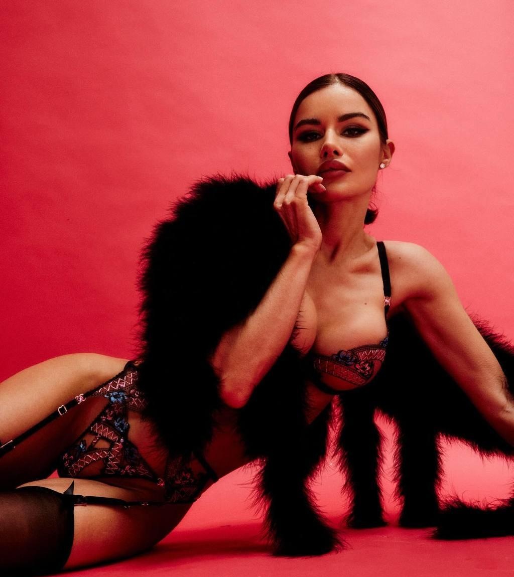 Ксюша привлекательная девушка из Армянск цена от 8000 руб